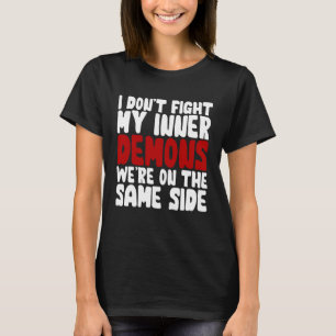 Camiseta Eu não luto com meus demônios internos estamos no
