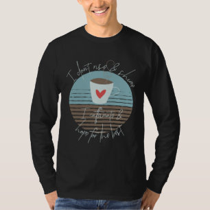 Camiseta Eu não me levanto e brilho, eu me cafeino e espero