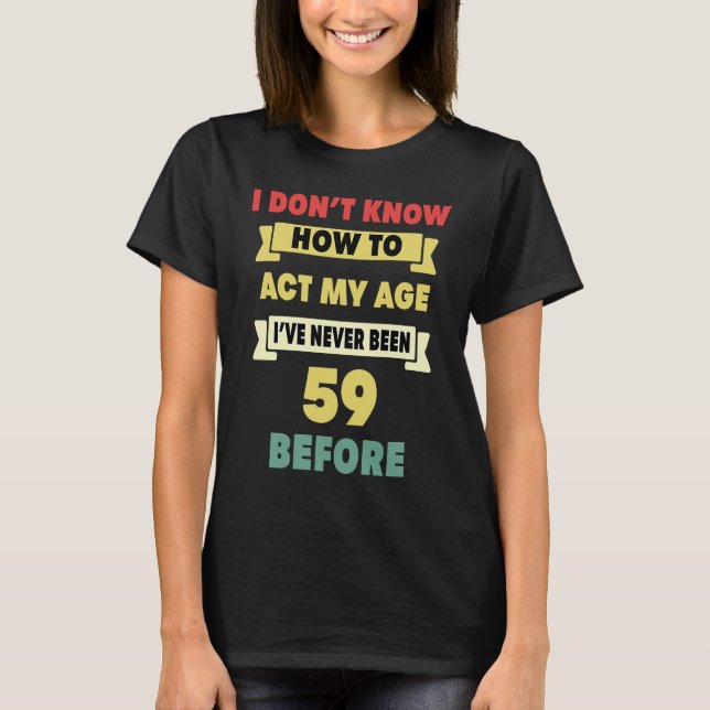 Camiseta Eu não sei como agir com a minha idade sarcástica  (Frente)