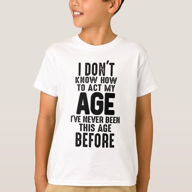 Camiseta Eu não sei como agir como uma piada de aniversário (Frente)