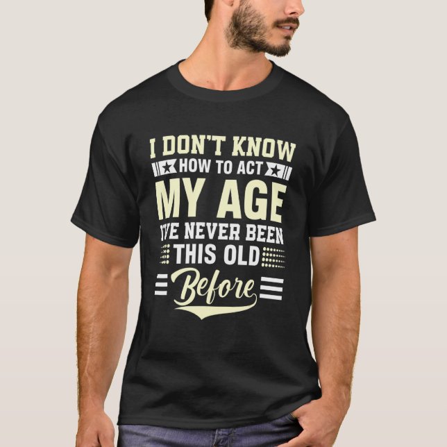 Camiseta Eu não sei como agir minha idade, afogada, parece  (Frente)