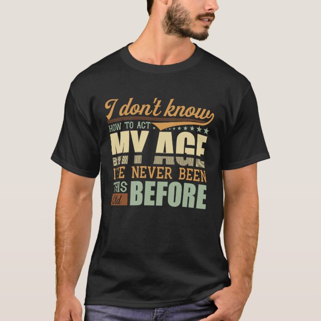 Camiseta Eu Não Sei Como Agir Na Minha Idade Nunca Fui Assi (Frente)