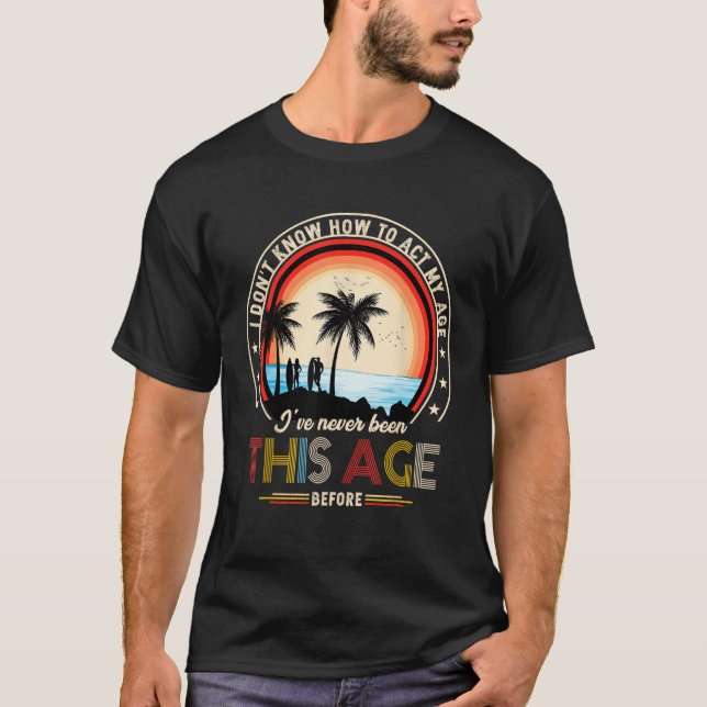 Camiseta Eu Não Sei Como Agir Na Minha Idade Nunca Fui Assi (Frente)