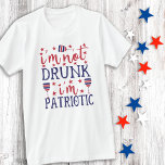 Camiseta Eu não sou Bebado eu sou Patriótico Vermelho Azul<br><div class="desc">Não sou Bebado de ser Patriótico! 🍺 caso alguém pergunte, não apenas mostre sua camisa a eles! 😂 Estas camisas patrióticas engraçadas são perfeitas para a sua reunião de família militar ou para a celebração do dia 4 de julho. 🇺 🇸 ver nossa coleção de reunião militar da família, convites,...</div>