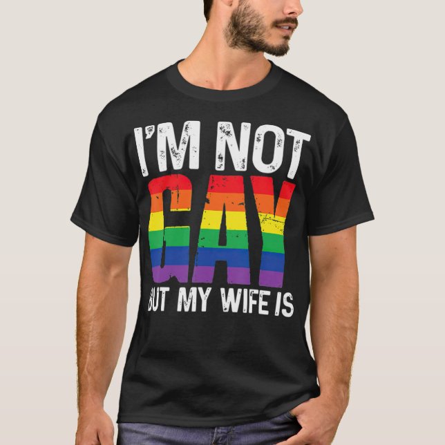 Camiseta Eu Não Sou Gay, Mas Minha Esposa É Engraçada LGBT  (Frente)
