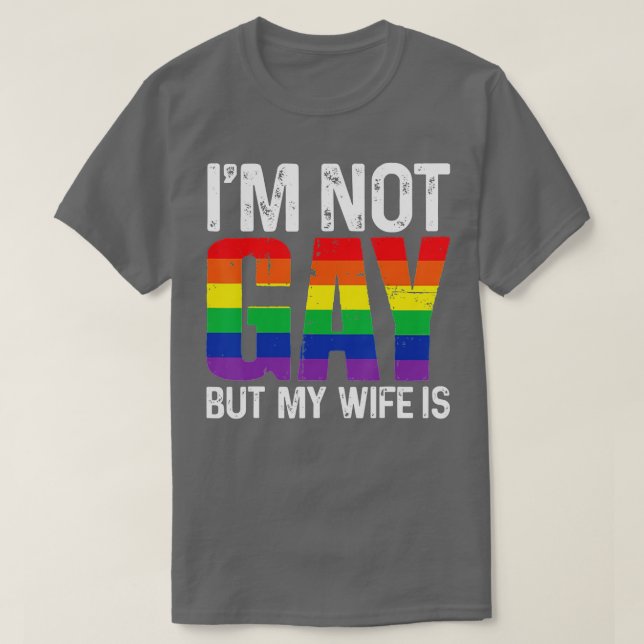 Camiseta Eu Não Sou Gay, Mas Minha Esposa É Engraçada LGBT  (Frente do Design)