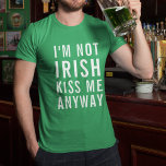 Camiseta Eu não sou irlandês, beije-me mesmo assim<br><div class="desc">Você não precisa ser irlandês para se divertir no Dia do Paddy! Celebrar Ruas. O Dia de Patrick com nossa divertida e festiva tipografia citou a sua árvore em verde brilhante,  com "Eu não sou irlandês,  beije-me de qualquer forma" em letras brancas e ousadas.</div>