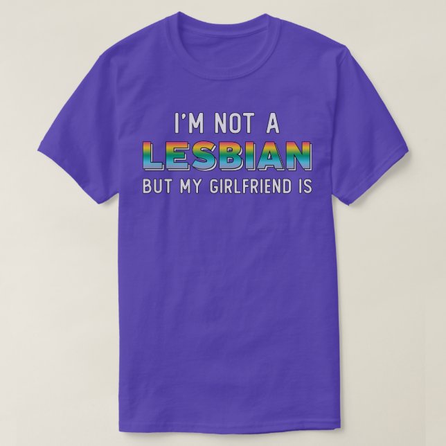 Camiseta Eu Não Sou Lésbica, Mas Minha Namorada É Rainbow L (Frente do Design)