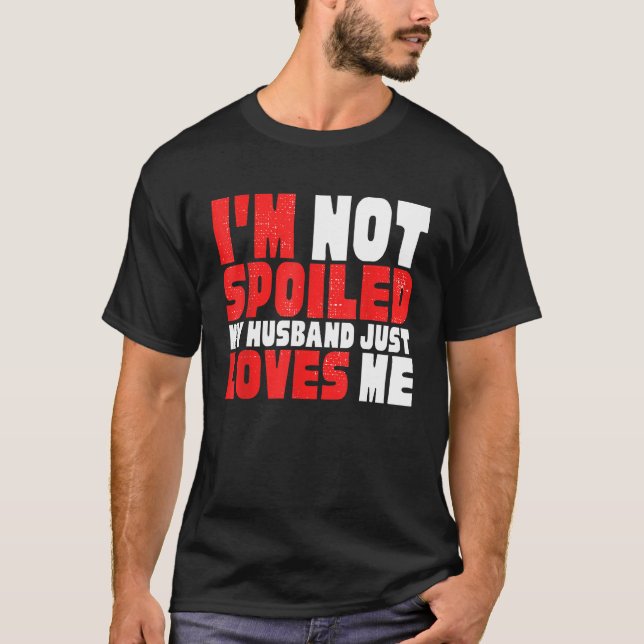 CAMISETA EU NÃO SOU O MARIDO ENVOLVIDO APENAS ME AMA HILARI (Frente)