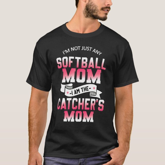 Camiseta Eu não sou qualquer mãe de softball Eu sou a M (Frente)