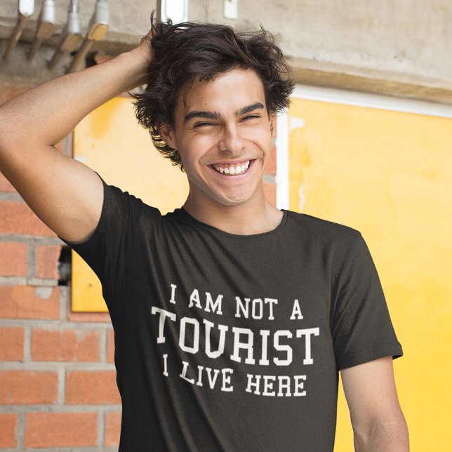 Camiseta Eu Não Sou Turista Eu Moro Aqui (Criador carregado)