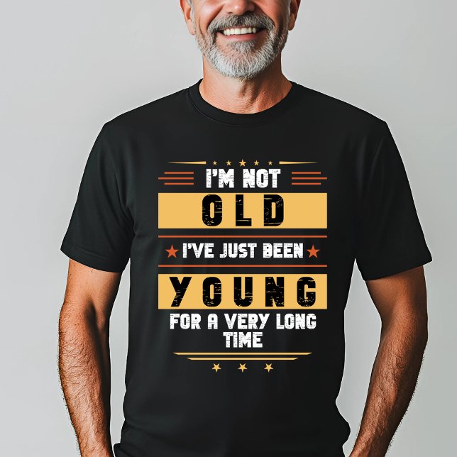 Camiseta "Eu não sou velho, só jovem por muito tempo" (Criador carregado)