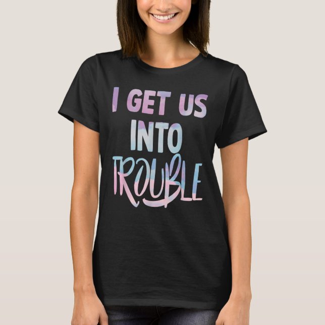 Camiseta eu nos coloco em apuros combinando casais (Frente)