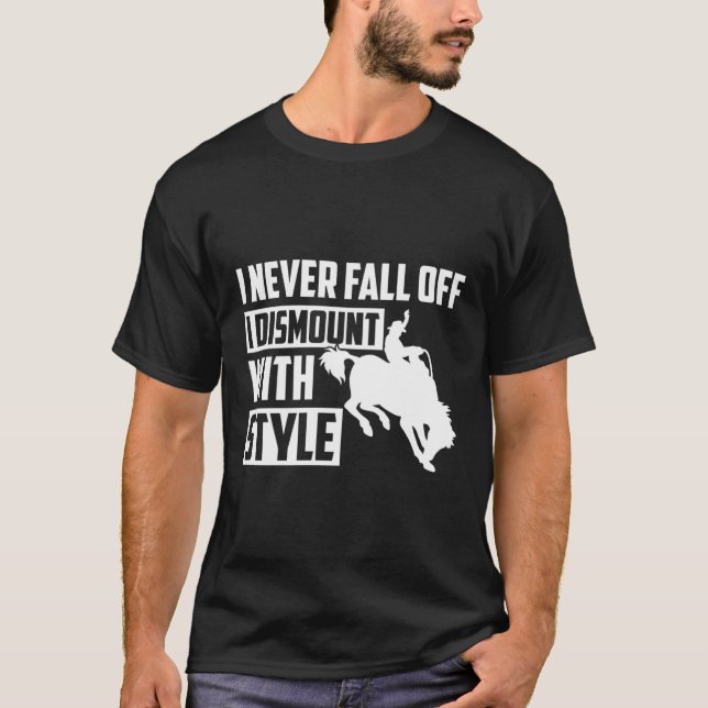 Camiseta Eu Nunca Caio Desmontando Com Estilo Bronc Ridin (Frente)