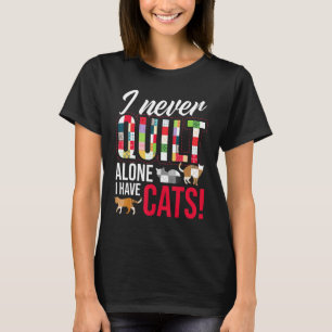 Camiseta Eu Nunca Coto Sozinho Eu Tenho Gatos Costurando Qu