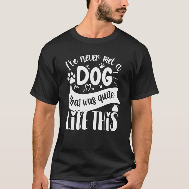 Camiseta Eu nunca encontrei um Cachorro que fosse bem parec (Frente)
