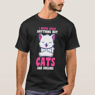 Camiseta Eu Nunca Persigo Nada Além de Gatos E Sonhos Dono