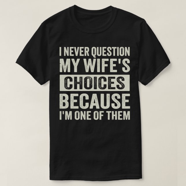 Camiseta eu nunca questiono as escolhas da minha esposa por (Frente do Design)