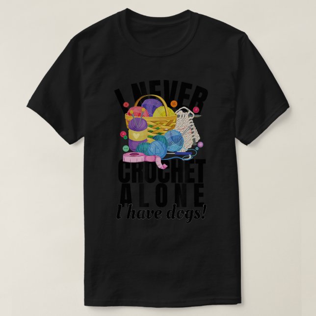 Camiseta Eu Nunca Tricoto Sozinho Amantes de Crochê Artes C (Frente do Design)