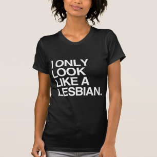 CAMISETA EU OLHO SOMENTE COMO UMA LÉSBICA - BRANCO - .PNG