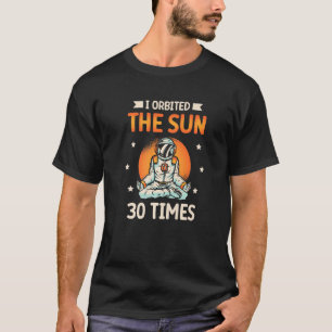 Camiseta Eu Orbitei O Sol 30 Vezes Astronauta Planeta Feliz