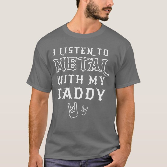 Camiseta Eu ouço Metal com meu pai para presente de rock fa (Frente)