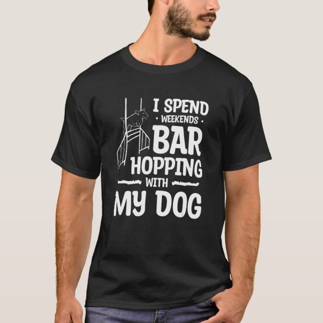 Camiseta Eu passo fins de semana pulando de bar em bar com  (Frente)