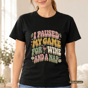 Camiseta Eu Pausar Meu Jogo por Vinho e um Cochilo Retro