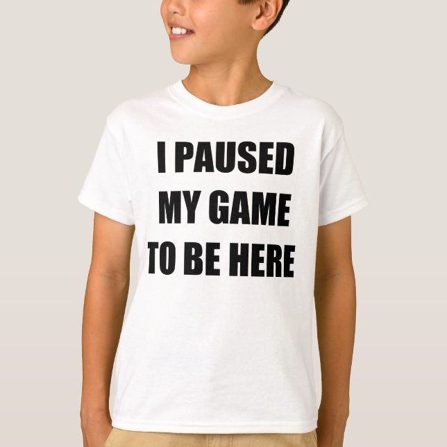 CAMISETA EU PAUSEI MEU JOGO PARA ESTAR AQUI (Frente)