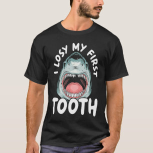 Camiseta Eu Perdi Meu Primeiro Dente Tubarão Amante de Anim