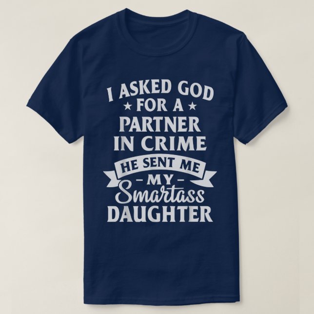Camiseta Eu Perguntei A Deus Que Parceiro No Crime Ele Me E (Frente do Design)