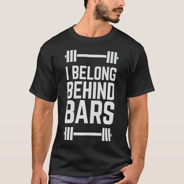Camiseta Eu pertenço atrás de bares Engraçado Levantando Hu (Frente)