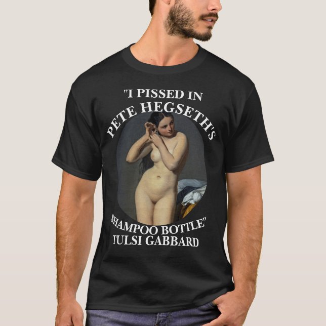 CAMISETA EU PISEI NA GARRAFA DE HEGSETH, TULSI GABBARD (Frente)