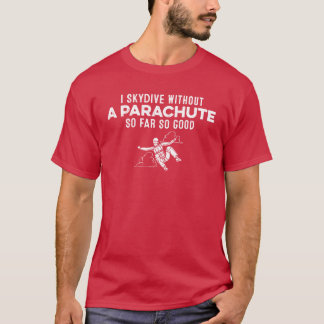 Camiseta Eu pratico paraquedismo sem paraquedas até agora t