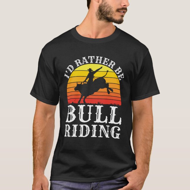 Camiseta Eu Preferencialmente De Touro Andando Em Rodeio (Frente)