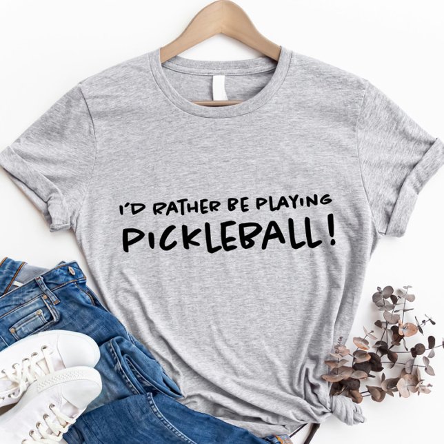 Camiseta Eu Preferiria Estar Jogando Pickleball Fofo e Lega (I'd Rather Be Playing Pickleball Cute Cool Sports T-Shirt)