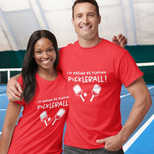 Camiseta Eu Preferiria Estar Jogando Pickleball Nome Person (I'd Rather Be Playing Pickleball Custom Name Red T-Shirt)