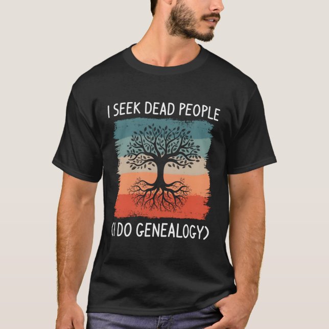 Camiseta Eu Procuro Pessoas Mortos Eu Faço Genealogia (Frente)