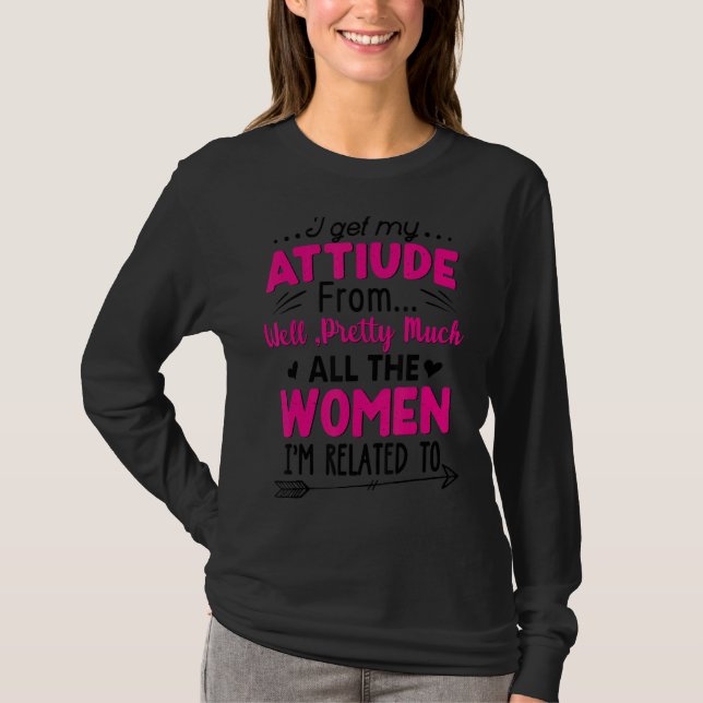Camiseta Eu recebo minha atitude de todas as mulheres com q (Frente)