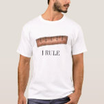 Camiseta EU REGRO A Matemática Do Pau De Pau De Pau<br><div class="desc">Criada de uma ilustração original,  esta camiseta apresenta uma régua marrom de madeira com I RULE escrita abaixo. Esta ilustração também está disponível em outros produtos. Não vê o que está procurando? Precisa de ajuda para a personalização? Entre em contato com Rebecca para ter algo projetado só para você.</div>