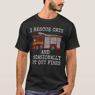 Camiseta Eu Resgato Gatos E Ocasionalmente Apago Incêndios,
