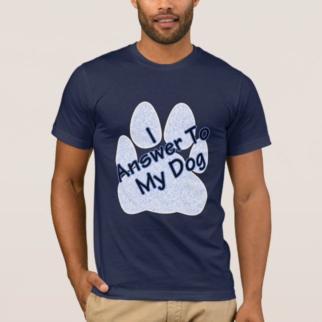 Camiseta Eu respondo ao meu cão W/Paw Men's Tee (Frente)