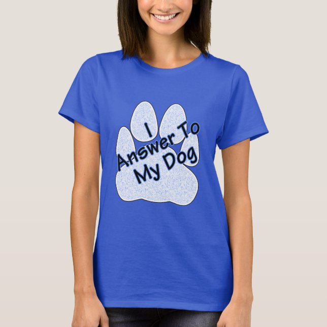 Camiseta Eu respondo ao meu cão W/Paw Tee feminino (Frente)
