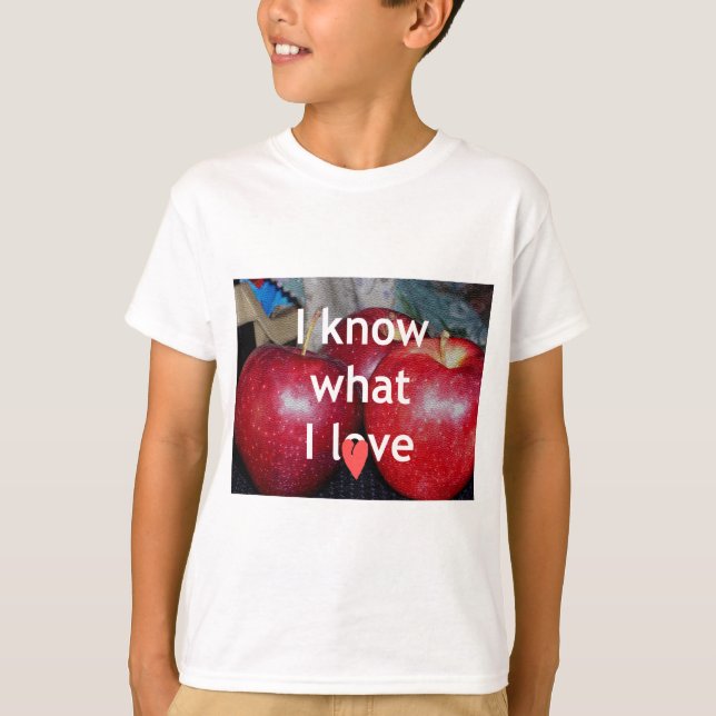 Camiseta "Eu Sei O Que Eu Amo" - Design Apple Themed (Frente)