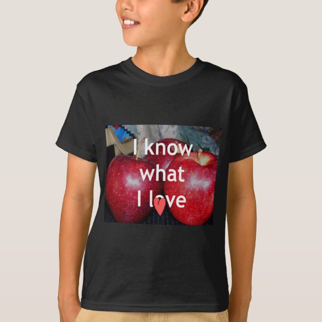 Camiseta "Eu Sei O Que Eu Amo" - Design Apple Themed (Frente)
