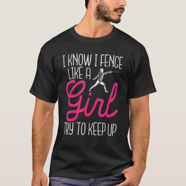 Camiseta Eu Sei Que Cerca Como Uma Rapariga Tenta Continuar (Frente)