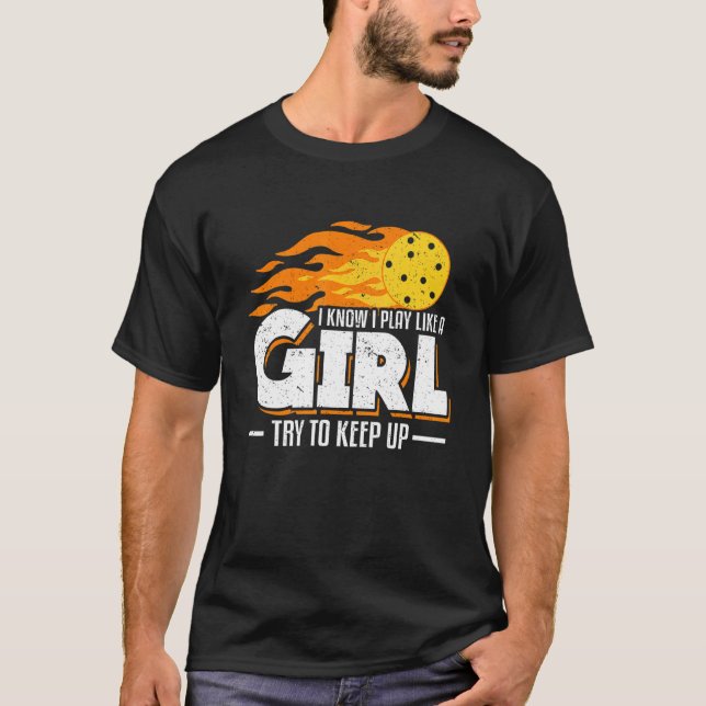 Camiseta Eu Sei Que Eu Brinco Como Uma Garota Tentando Cont (Frente)