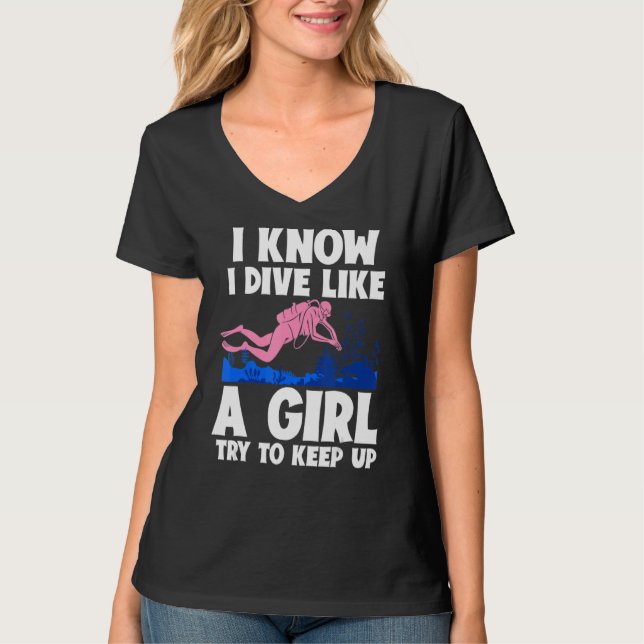 Camiseta Eu Sei Que Eu Moro Como Uma Garota Tentando Contin (Frente)