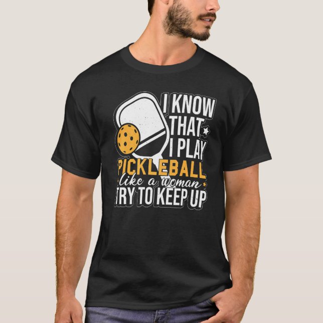 Camiseta Eu Sei Que Jogar Pickleball Como Uma Mulher Pickle (Frente)