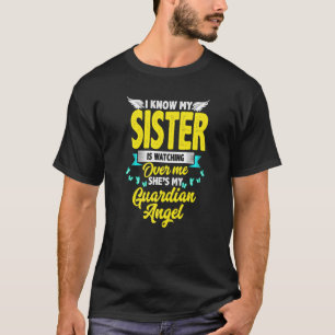 Camiseta Eu sei que minha irmã está me vigiando. Ela é meu
